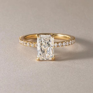 Anillo de Compromiso de Lujo con Corte Radiante en Oro Amarillo de 14k, con Halo Oculto y Banda Pavé, Certificado IGI y Claridad VVS - Product Image 1