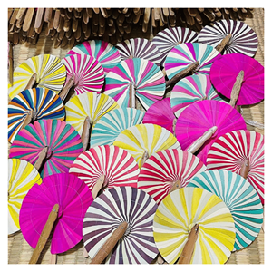 Éventail en bois de coco fabriqué à la main au Vietnam, avec poignée en bois de coco et feuilles de palmier tressées, pour se rafraîchir et décorer la maison. - Product Image 2