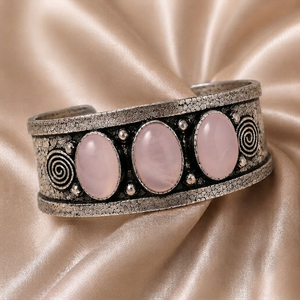 Brazalete Artesanal Vintage de Latón Chapado en Oro con Baño de Plata y Engaste Ovalado de Calcedonia Rosa Harmony Trio - Product Image 3