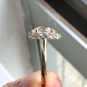 แหวนเพชรทรงรี 1 กะรัต รุ่น Iced Jewelz ขายดี ชุบทองคำขาว 14K สำหรับเธอ พร้อมใบรับรอง IGI - Product Image 3