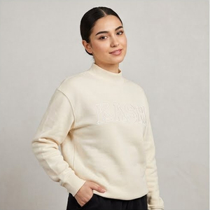 Sudadera de mujer Kash roja personalizada con etiqueta privada, apliques de guinga y bordados, de forro polar grueso y cuello alto simulado. - Product Image 4