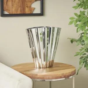 Nuevo Florero de Metal Hecho a Mano con Acabado Antiguo, Decoración Floral Rústica para Interiores, Florero de Hierro Decorativo Reciclable para Plantas Verdes - Product Image 1