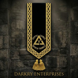 Banda Masónica del Consejo Criptico Bordada a Mano con Hilo de Oro, Triángulo Roto, Terciopelo Negro, Regalia, Servicio Personalizado - Product Image 1