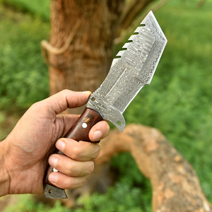 Cuchillo de caza y camping Nordic Forge Tracker de acero de Damasco, hecho a mano, con espiga completa, mango de palisandro y funda para transporte. - Product Image 3