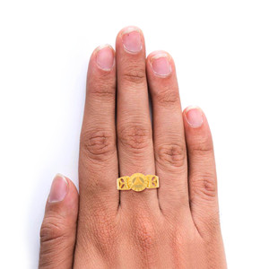 Bague de créateur de luxe vintage à motif floral gravé, finition dorée, large bande centrale ronde - Product Image 2