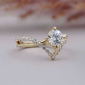 แหวนหมั้นเพชรทรงกลมเพาะเลี้ยงในห้องปฏิบัติการ ทองคำสีเหลือง แหวนเพชรรูปตัววีสุดหรูสำหรับผู้หญิง - Product Image 3
