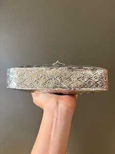 Sac à bandoulière fantaisie en argent plaqué avec motif gravé, design personnalisé pour tenues de soirée, à prix avantageux par Uo - Product Image 4