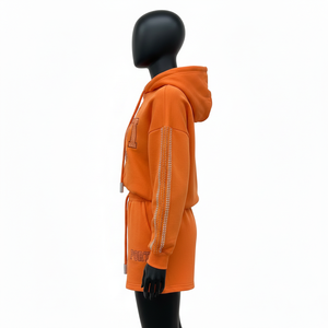 Conjunto de Sudadera con Capucha y Pantalones Cortos para Mujer, Color Naranja, 320 GSM, Mezcla de Algodón Grueso, Forro Polar, Panel de Manga con Pedrería, Logotipo Personalizado - Product Image 3