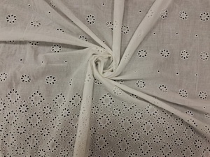 Nuevo Diseño de Tela de Algodón Blanco Premium con Bordado Schiffli - Material con Borde Floral Denso y Dobladillo Festoneado para Vestidos - Product Image 3
