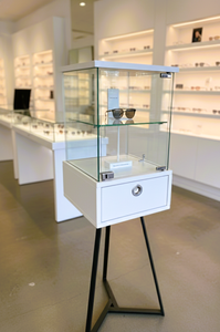 Vitrine moderne minimaliste en verre blanc avec base trépied en métal, unité de rangement pour salon, mobilier de maison - Product Image 4