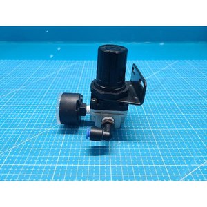 Régulateur d'air comprimé SMC AR2000-02BG, utilisé comme pièce détachée pour équipement semi-conducteur Legacy - Product Image 4