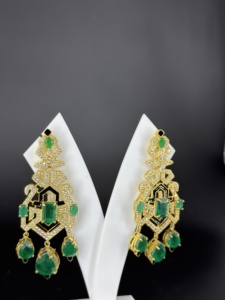 Pendientes de lujo chapados en oro con piedra doble verde y trabajo de Meena negra para mujer - Estilo nupcial tradicional indio - Product Image 1