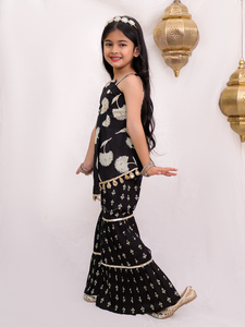 ชุดเสื้อกล้ามผ้าฝ้ายพิมพ์ลายดอกไม้สีดำสำหรับเด็กผู้หญิง พร้อมกางเกงทรงชาราร่า แต่งขอบด้วยพู่ห้อย  ชุดพื้นเมืองแบบดั้งเดิมสำหรับเทศกาลดีวาลี - Product Image 5