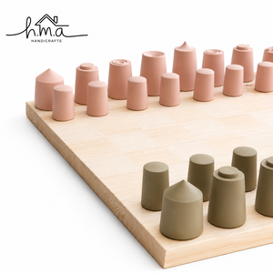 Jeu d'échecs en bois beige clair et brun foncé avec des pièces courbes abstraites, plateau à damier carré, jeu fait main, décoration, cadeau - Product Image 4