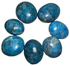 Vente en gros de pierre de palme d'apatite bleue naturelle sculptée pierre de poche de méditation Reiki pour le Feng Shui polie pour la guérison de style d'amour - Product Image 1