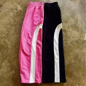 กางเกงวอร์มผู้ชายสีดำและชมพู แถบข้างสีขาว ปรับแต่งได้ สตรีทแวร์สำหรับขายส่ง ผ้าพรีเมียมน้ำหนักเบา - Product Image 3