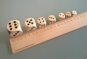 Dés de Ludo en bois poli et lisse, faits à la main, légers, durables, gravés, éco-responsables, ensemble de dés de jeu de société multifonctionnels - Product Image 2