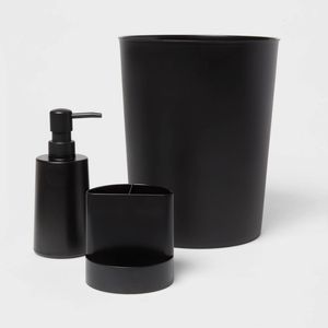 Set di Accessori da Bagno Neri Coordinati, Lavabili a Mano, in Plastica, con Cestino e Dispenser di Sapone - Product Image 1