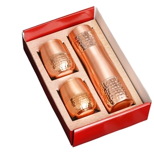 Collection de vaisselle en cuivre pur – Bouteille en cuivre semi-martelé semi-lisse avec 2 verres dans un coffret cadeau rouge rigide - Product Image 1