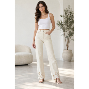 Jeans de Mezclilla para Mujer, Cintura Alta, Corte Recto, con Adornos Florales en el Dobladillo, Color Crema - Product Image 5