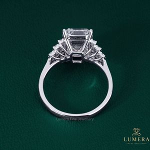 Anillo de compromiso Lumera con diamante de corte esmeralda en oro blanco, estilo clásico para mujer, certificado por IGI. - Product Image 4