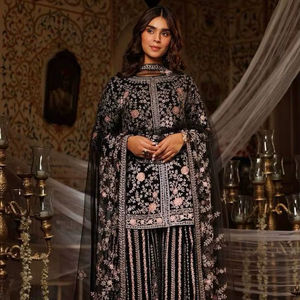 El nuevo conjunto de Sharara étnico de diseñador con parte superior bordada elegante y detalles de lentejuelas incluye Dupatta para ocasiones especiales de fiesta - Product Image 1