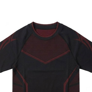 เสื้อรัดกล้ามเนื้อแขนสั้นสำหรับผู้ชาย สีดำแดง ผ้าตาข่าย แห้งเร็ว สำหรับออกกำลังกายและฝึกซ้อม - Product Image 3