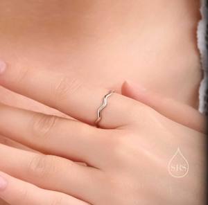 Anillo Delgado de Plata de Ley con Diseño de Onda, Talla Ajustable, Anillo Minimalista Delicado - Product Image 2