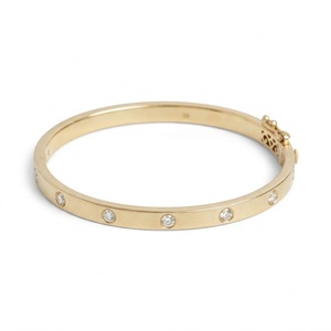 กำไลข้อมือแฟชั่น ทองคำแท้ 14K ประดับเพชรแล็บแบบฝังขอบเพชร กำไลข้อมือแบบมินิมอล ประดับเพชรแบบฝังขอบ กำไลข้อมือแบบมีบานพับ เครื่องประดับชั้นดี - Product Image 4