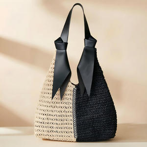Bolso de hombro tejido con hilo natural, diseño bicolor y elegante lazo, perfecto para un look veraniego con estilo. - Product Image 1
