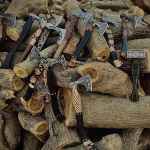 Hache Viking Artisanale de Qualité Industrielle en Bois, Tête en Acier Carbone Gravée Nordique, Outil Traditionnel de Bushcraft pour le Camping et la Manutention du Bois de Feu - Product Image 3