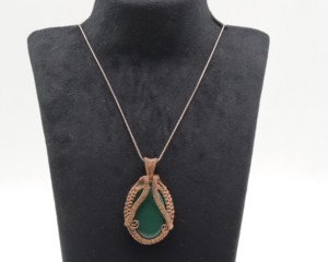 Collier en agate naturelle avec pendentif enroulé de fil de cuivre |   Collier artisanal bohème en pierres précieuses - Product Image 4