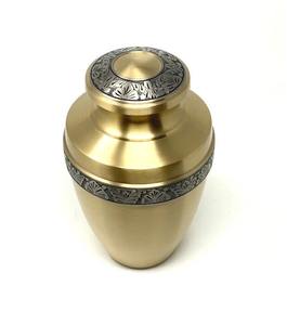 Urne funéraire en laiton sculptée, décorations dorées avec feuilles et fleurs gravées, style américain, capacité de 200 pouces cubes - Product Image 1