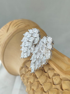 Boucles d'oreilles en diamant taille marquise en or blanc, au design élégant et raffiné, avec un éclat brillant et un attrait de luxe moderne et raffiné. - Product Image 4