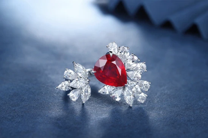 Bague de cocktail de luxe pour femme avec rubis taille poire et sertissage floral en diamant, bijoux de fiançailles à griffes - Product Image 1