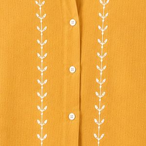 Camisa Corta Bordada Amarillo Mostaza para Mujer, Blusa Casual de Verano con Botones, Top de Moda con Logotipo Personalizado, Mezcla de Lino - Product Image 4