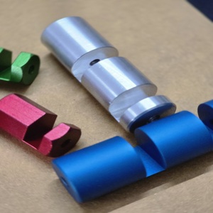 Tige de cylindre roulée en laiton et acier inoxydable, usinée par électroérosion à fil CNC, avec filetage femelle, fournie directement par l'usine - Product Image 6