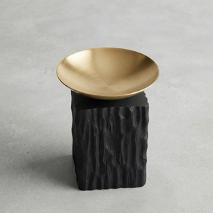 Brûleur à bakhoor moderne en métal doré sur un support en pilier noir texturé, design contemporain saisissant pour la fragrance d'intérieur - Product Image 3