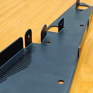 Plaque de montage industrielle OEM personnalisée en tôle d'acier, support ventilé thermolaqué pour équipement, modèle sur mesure - Product Image 1