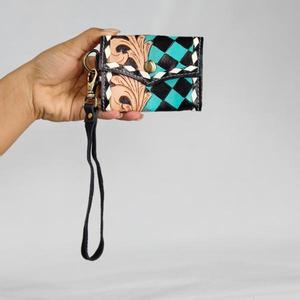 Cartera Corta de Mujer de Cuero Genuino con Diseño Geométrico, Cierre de Botón y Grabado a Cuadros en Blanco y Verde Azulado - Product Image 2