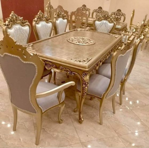 Juego de comedor europeo ornamentado en color marfil con tablero de vidrio y sillas altas con tallados lujosos, disponible a precios de mayorista. - Product Image 3