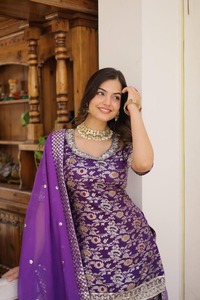 Conjunto de traje Sharara morado bordado para mujer, atuendo étnico tradicional indio con dupatta, colección festiva para fiestas. - Product Image 3