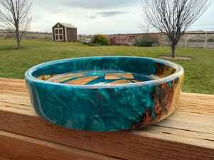 ชามตกแต่งทำมือจากเรซิ่นอีพ็อกซี่สีฟ้าอมเขียวและไม้ธรรมชาติ - Product Image 4