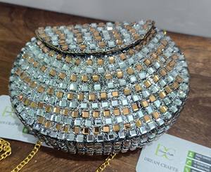 Bolso de Noche de Diseño con Mosaico, Adornado con Patrón de Media Luna, Cristales, Metal, Kundan y Espejo, Bandolera Dorada para Mujer - Product Image 3