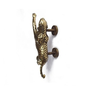 Manija de puerta de hierro forjado resistente al óxido, fácil de instalar, con diseño de guepardo en tonos dorados y un patrón de lunares. - Product Image 4