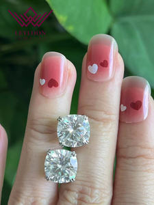 Orecchini a lobo con moissanite taglio cuscino 10mm*2, colore D, purezza VVS1, doppia montatura a griffe - Ordine personalizzato - Product Image 3