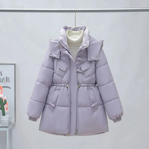 Veste d'hiver longue matelassée pour femme avec logo personnalisé, capuche et fermeture éclair, couleur verte unie, épaisse, en duvet, doudoune - Product Image 4