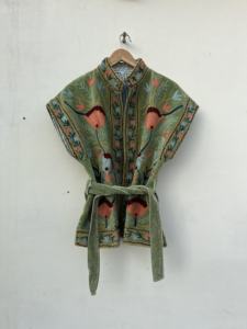 Chaqueta de Terciopelo Boho Suzani para Mujer, Chaleco Corto Étnico con Bordado Floral, Cuello Alto, Hecho a Mano, Prenda Moderna - Product Image 2