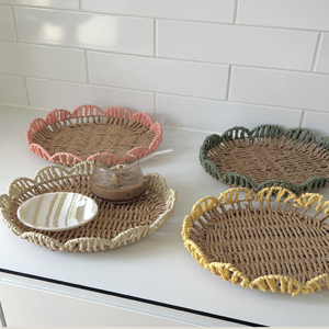 Plateau rond élégant en rotin naturel avec insert en verre lisse, bordure décorative, disponible à prix de gros. - Product Image 5