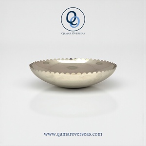 Tazón de Acero Inoxidable, Forma Redonda, Borde Festoneado, Acabado Pulido, Apto para Lavavajillas, Diseño Clásico para Servir Alimentos - Product Image 3
